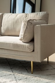 Boom 3-ist. sohva beige vakosametti: Tyylikäs 3-istuttava sohva, beige vakosametti, täydellinen olohuoneen sisustukseen. Mukava istuin, moderni muotoilu.