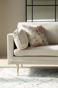 Boom 3-ist. sohva beige vakosametti: Tyylikäs 3-istuttava sohva beige vakosamettikankaalla, täydellinen olohuoneeseen. Mukava istuin, moderni muotoilu, helposti yhdistettävissä eri sisustustyyleihin.