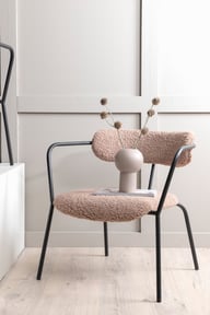 Duffy lounge-nojatuoli ruskea teddy: Tyylikäs Duffy nojatuoli ruskeassa teddy-kankaassa, täydellinen olohuoneeseen rentoutumiseen. Mukava ja moderni design lisää kodin viihtyisyyttä.