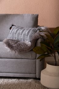Salli 3-ist. sohva harmaa: Tyylikäs harmaa 3-istuttava sohva, joka tuo mukavuutta olohuoneeseen. Moderni muotoilu ja laadukkaat materiaalit täydentävät sisustusta.