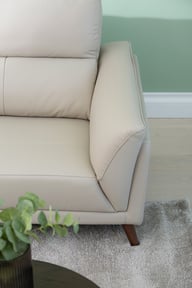 Amalfi 3+2-ist. sohvakalusto beige nahka/keinonahka: Tyylikäs beige nahkasohva, 3-istuttava, täydellinen olohuoneeseen. Kestävä keinonahkapinta ja moderni design yhdistävät mukavuuden ja estetiikan.