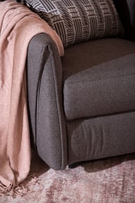 Gabriel lepotuoli sähkömekanismilla vaaleanharmaa: Moderni recliner-nojatuoli sähkömekanismilla, tummanharmaa. Ergonominen muotoilu, täydellinen olohuoneeseen rentoutumiseen.