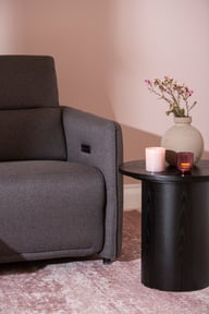 Gabriel 3-ist. sohva sähkömekanismilla vaaleanharmaa: Tyylikäs 3-istuttava recliner-sohva tummanharmaana, täydellinen olohuoneeseen. Mukautuva mukavuus ja moderni design luovat rentouttavan ympäristön.