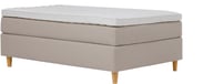 Nature jenkkisänky 120x200 cm, medium (sis. petauspatja): Tyylikäs 120 cm leveä jenkkisänky, jossa beige verhoilu ja pyöreä öljytty tammijalka. Täydellinen makuuhuoneeseen, tarjoaa mukavuutta ja tyylikkyyttä.