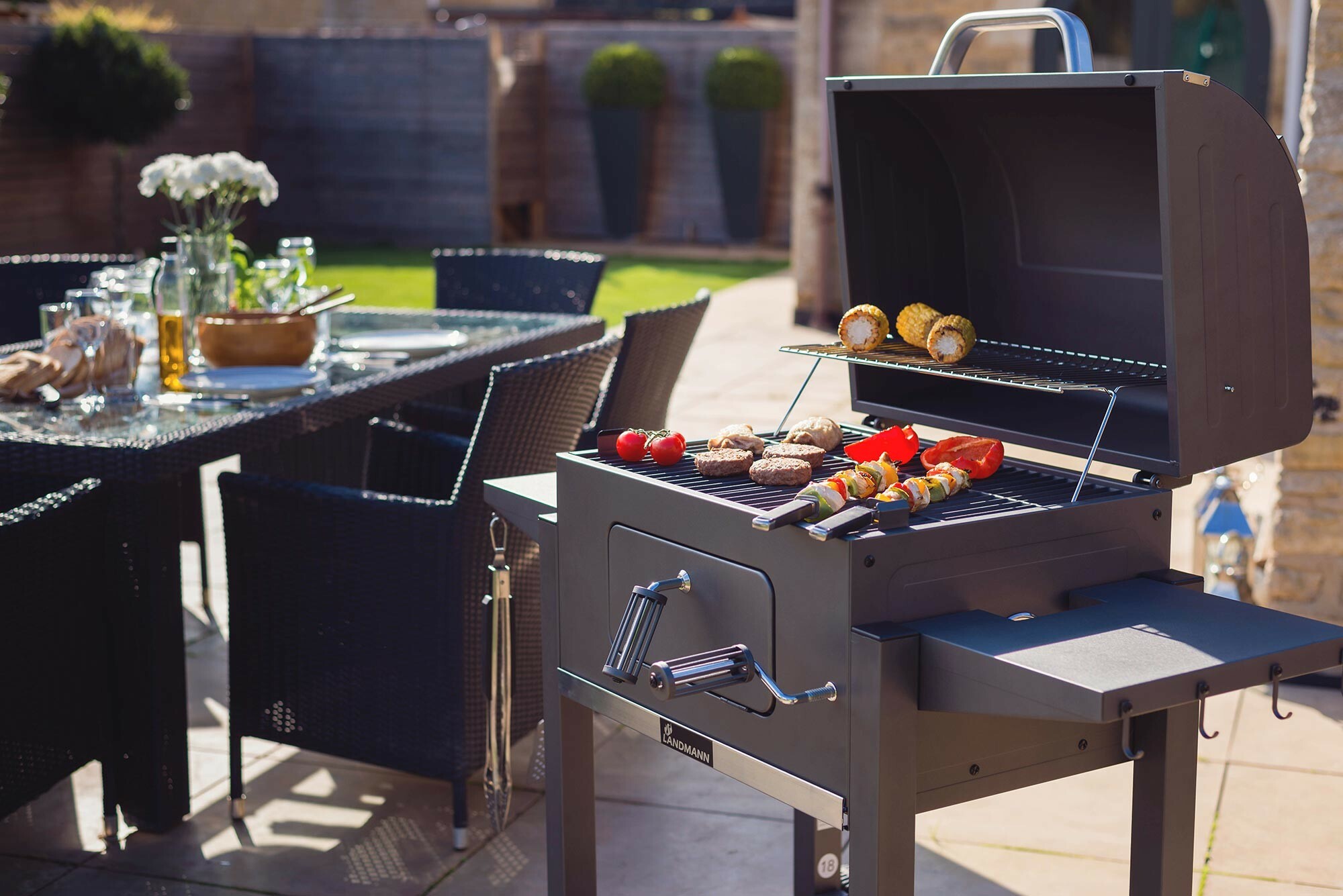 Grillityypit vertailussa – mikä grilli sopii parhaiten sinun pihallesi?