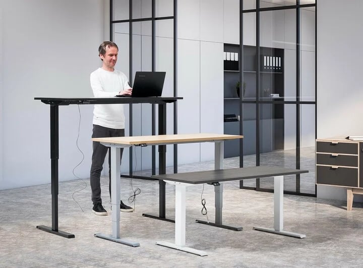 Säädettävä työpöytä pitää huolen ergonomiasta