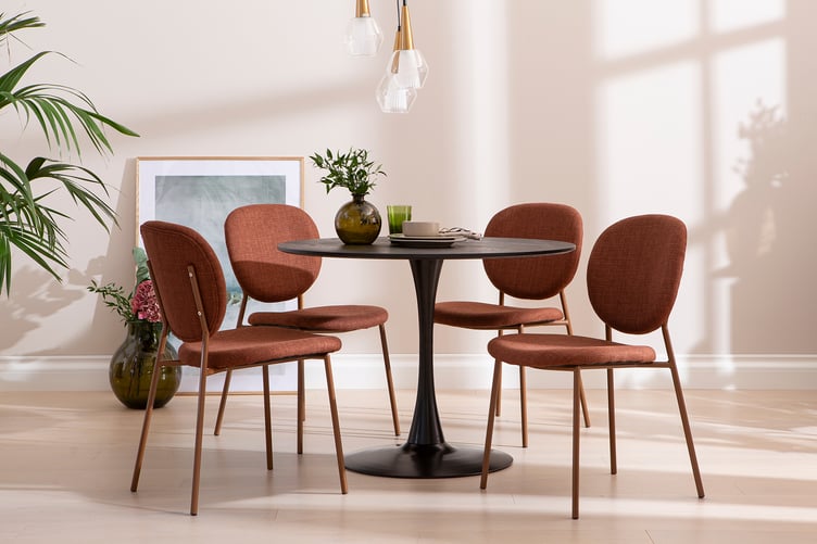 Apollo & Saga ruokailuryhmä pyöreä 100 cm neljälle. Musta pöytä / ruosteen värinen tuoli