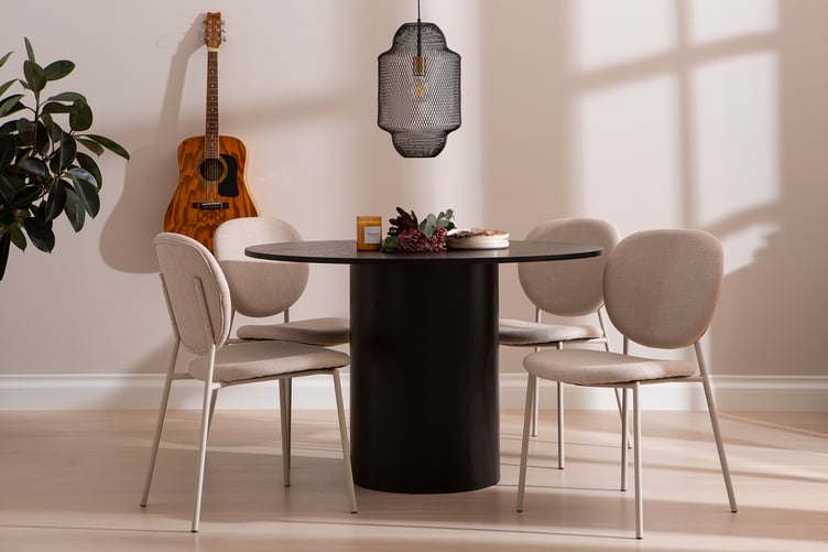 Rotondo & Saga ruokailuryhmä pyöreä 120 cm neljälle. Musta pöytä / beige tuoli