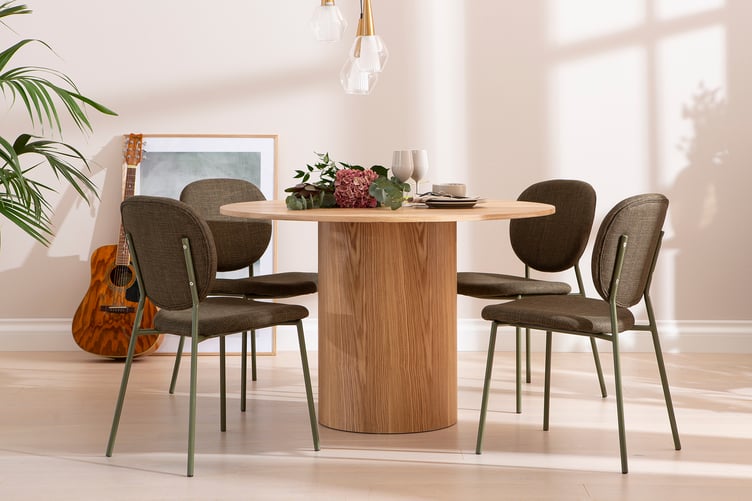 Rotondo & Saga ruokailuryhmä pyöreä 120 cm neljälle. Natural saarni pöytä / vihreä tuoli