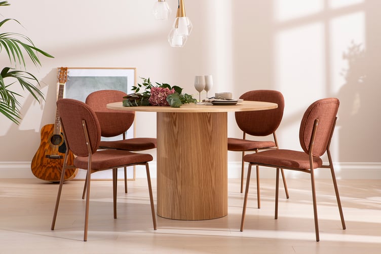 Rotondo & Saga ruokailuryhmä pyöreä 120 cm neljälle. Natural saarni pöytä / ruosteen värinen tuoli