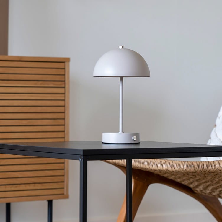 House Nordic Holt LED-pöytävalaisin ladattava, hiekka/teräs